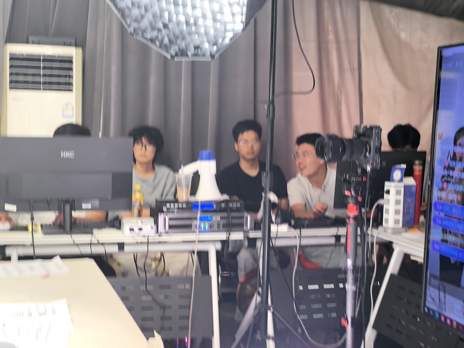 直播现场 · 多机位同时开播