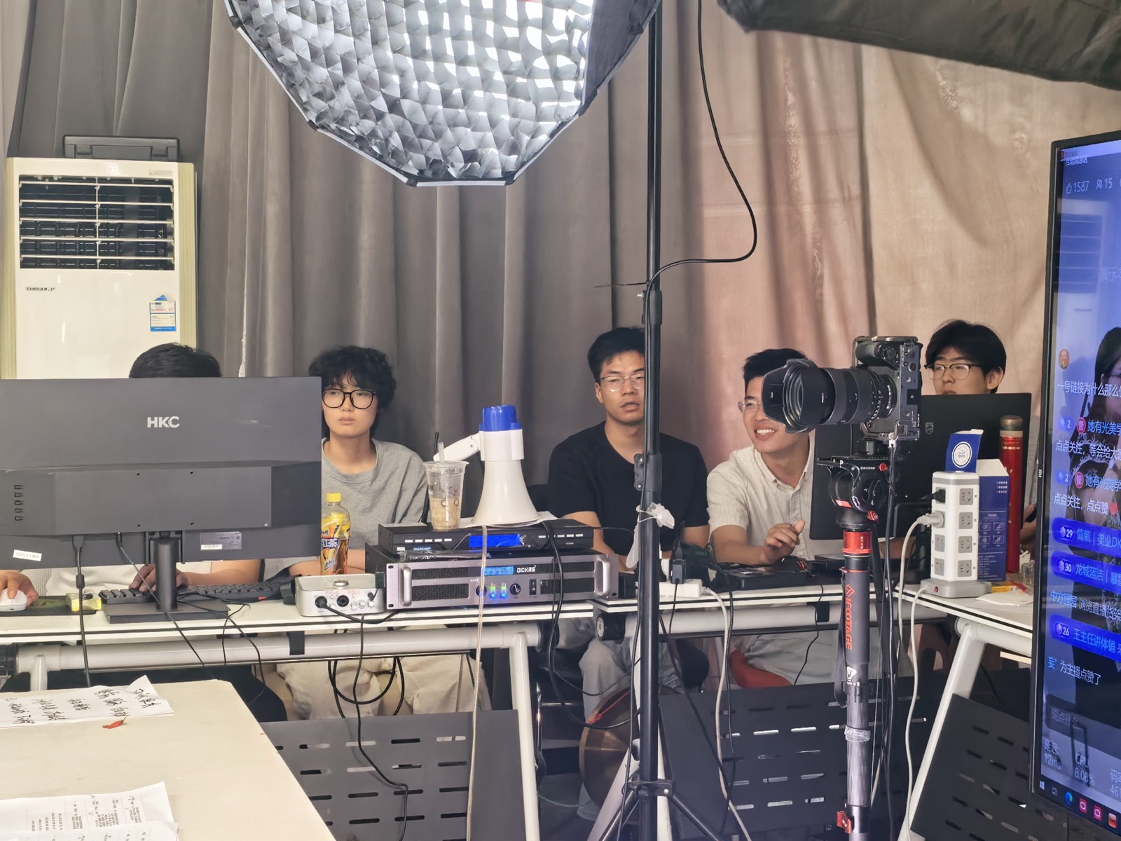 直播间实拍 · 团队协作